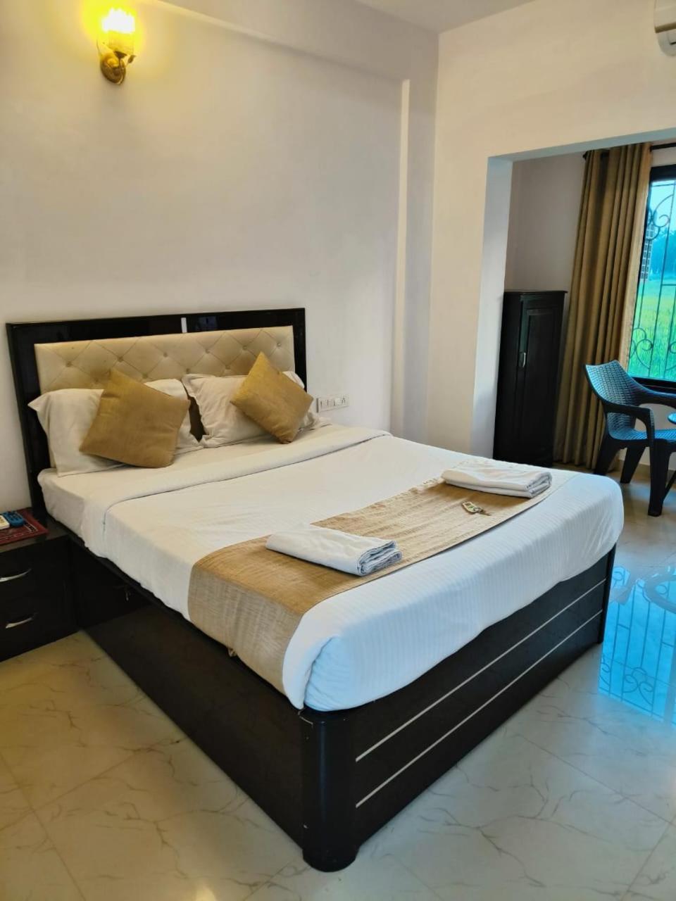 Green Field View Hotel Candolim Bagian luar foto