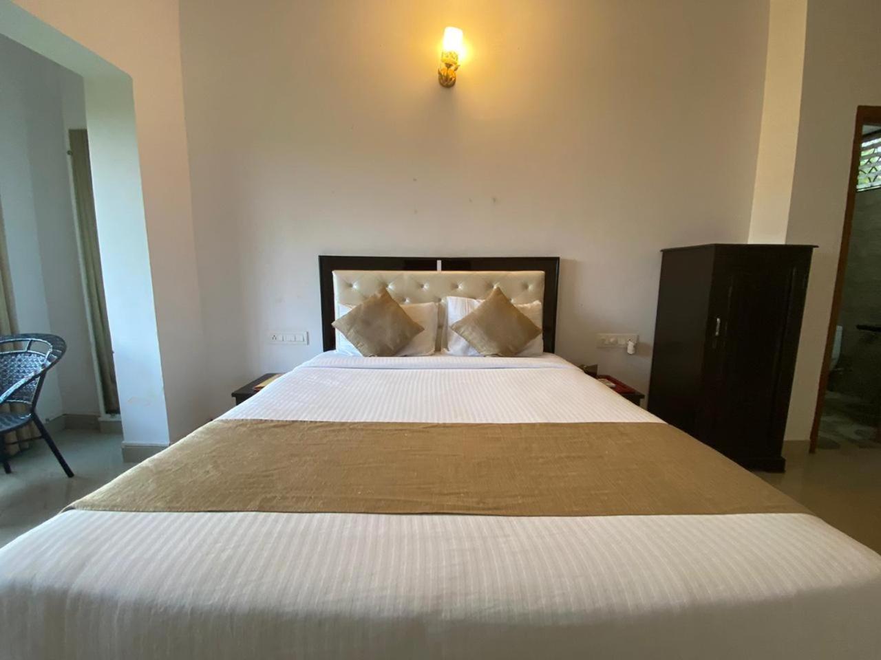 Green Field View Hotel Candolim Bagian luar foto