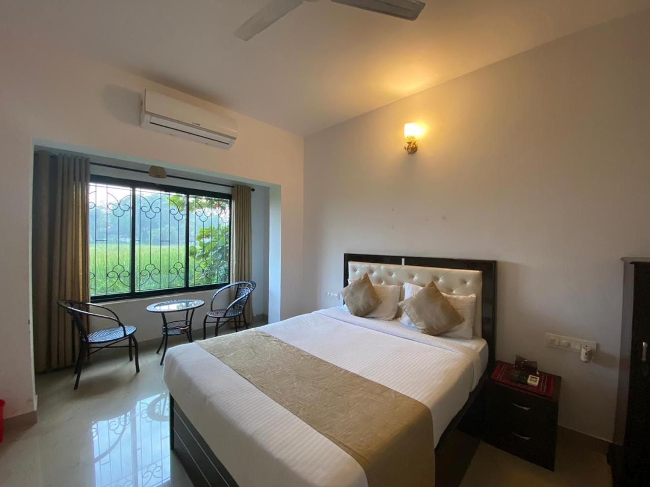 Green Field View Hotel Candolim Bagian luar foto
