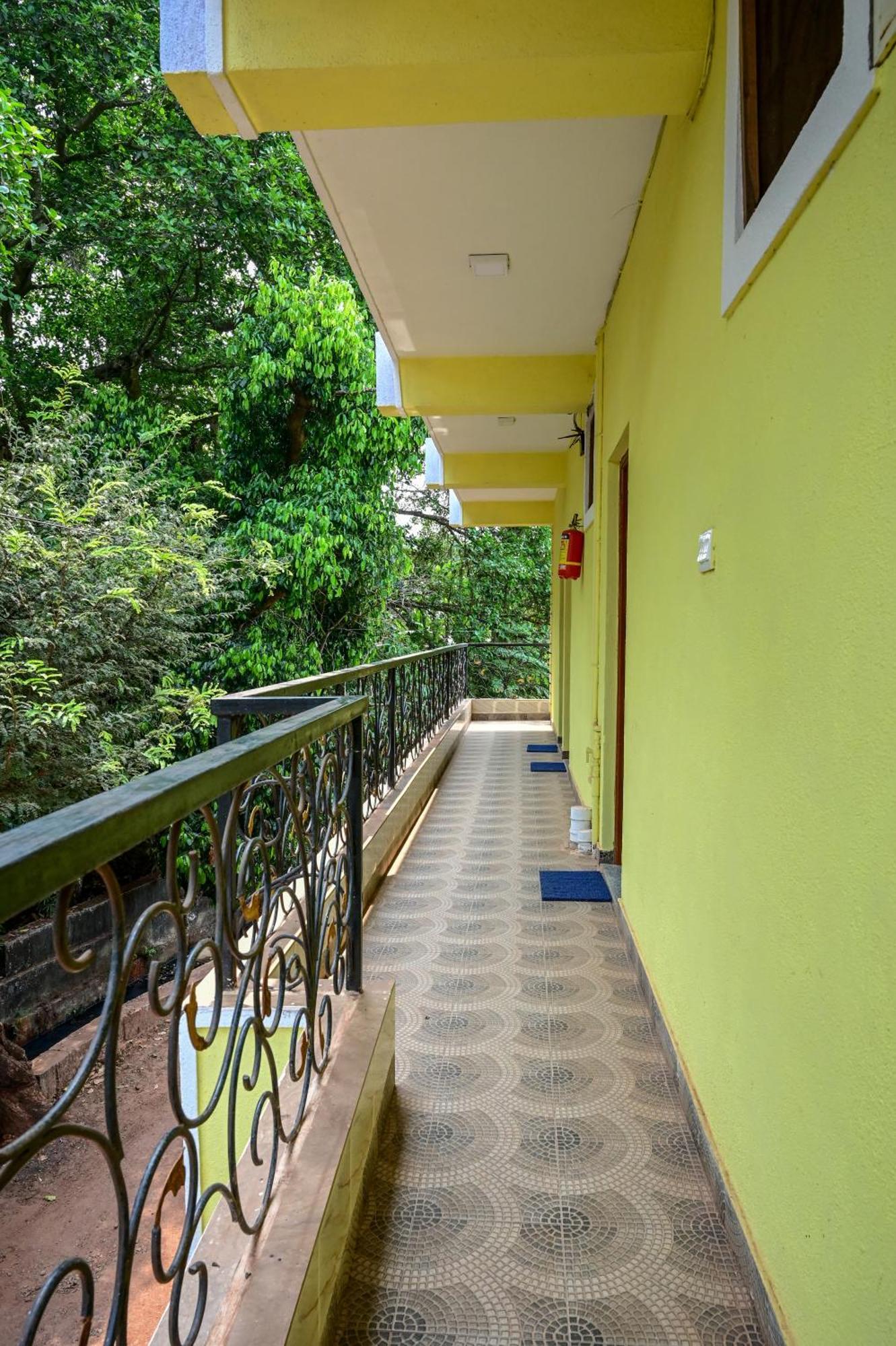 Green Field View Hotel Candolim Bagian luar foto