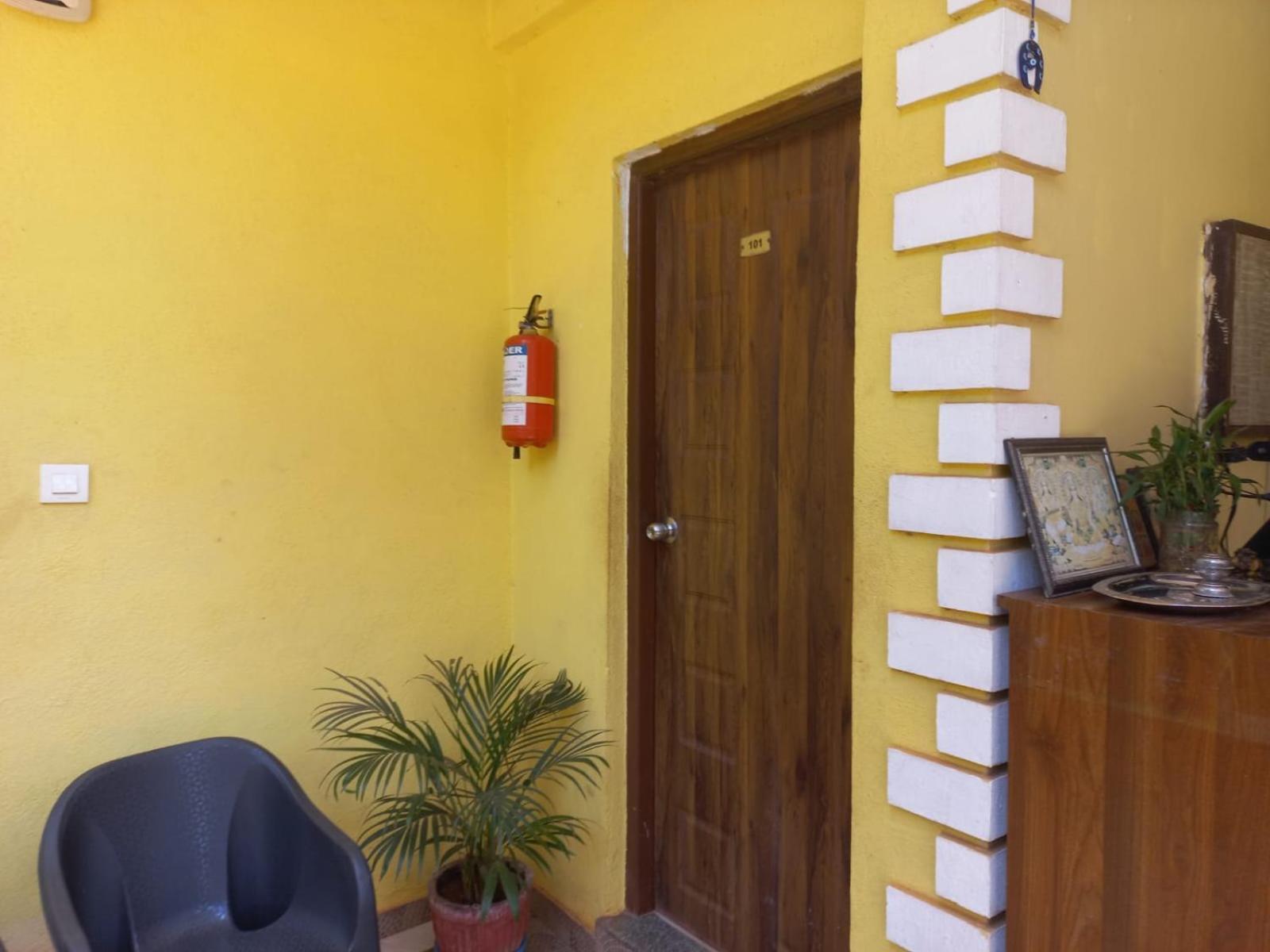 Green Field View Hotel Candolim Bagian luar foto