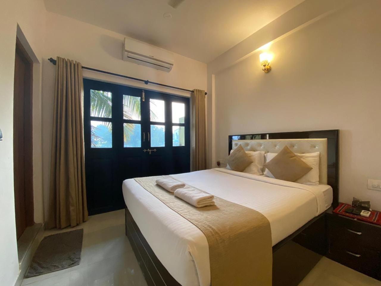 Green Field View Hotel Candolim Bagian luar foto