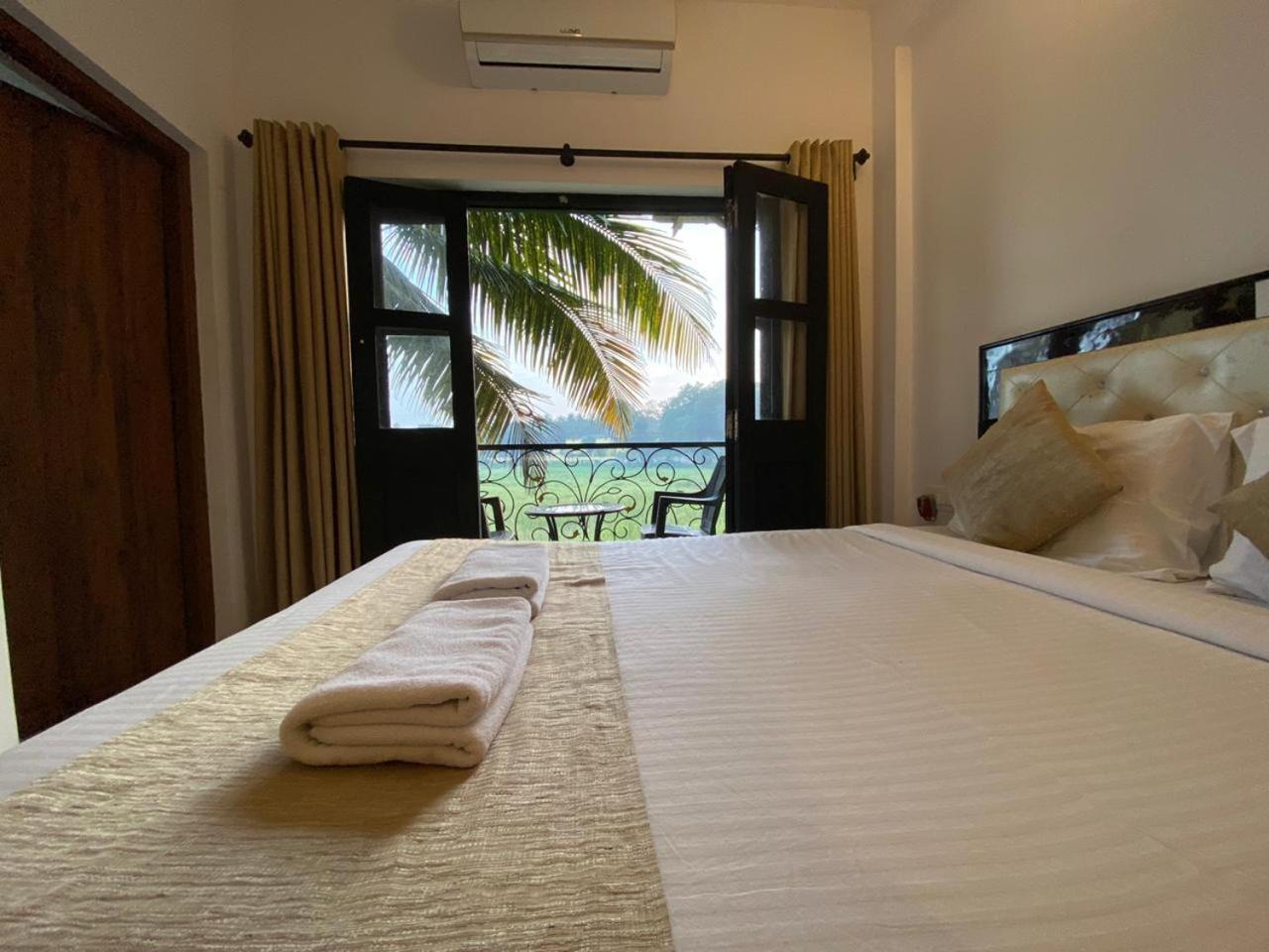 Green Field View Hotel Candolim Bagian luar foto